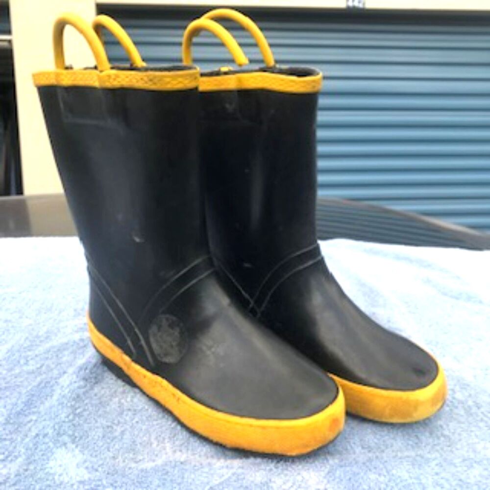 Size: 11Y Kids Rain Boots . Waterproof Rubber w/ Pull Handles . Shark . USED